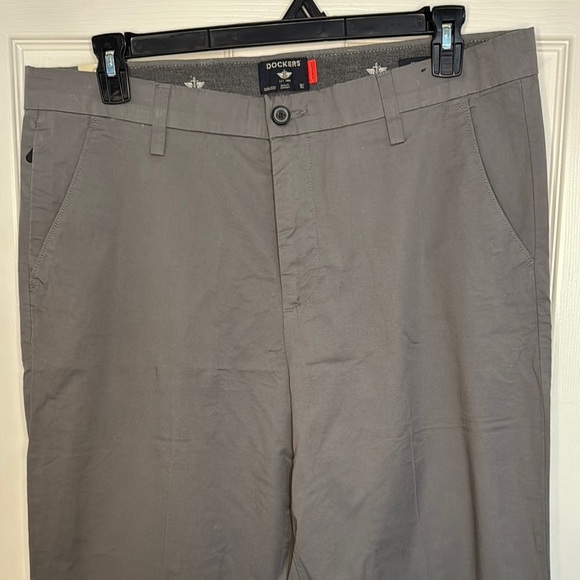 NWT Dockers Gray Chinos with Smart 360 Flex and Straight Leg - Picture 3 of 7